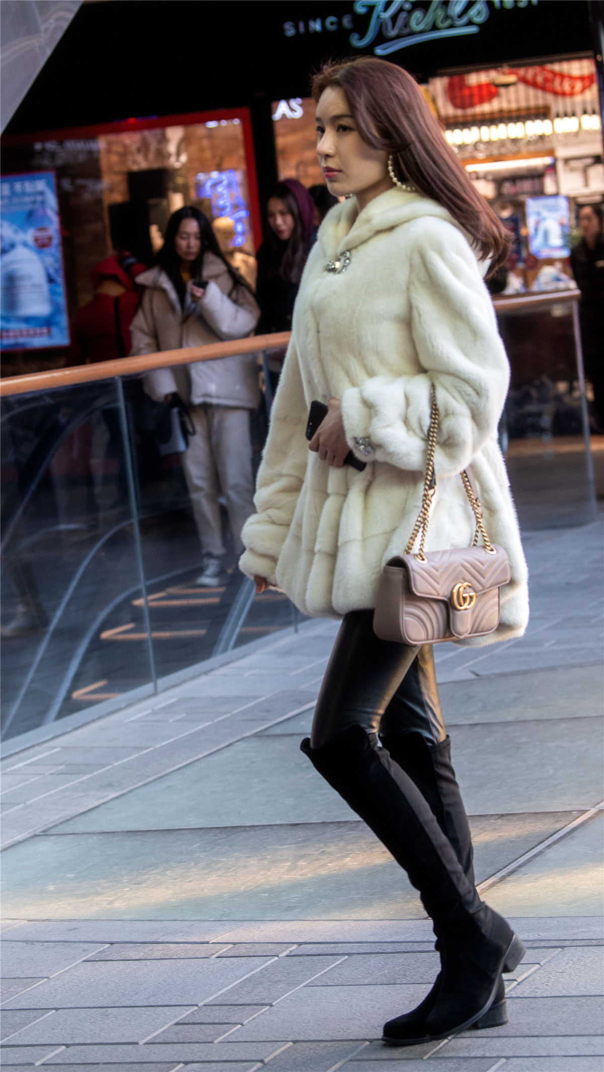 紧身打底黑皮裤,高筒过漆靴,白色皮草服,小姐姐这样的穿搭时尚优雅