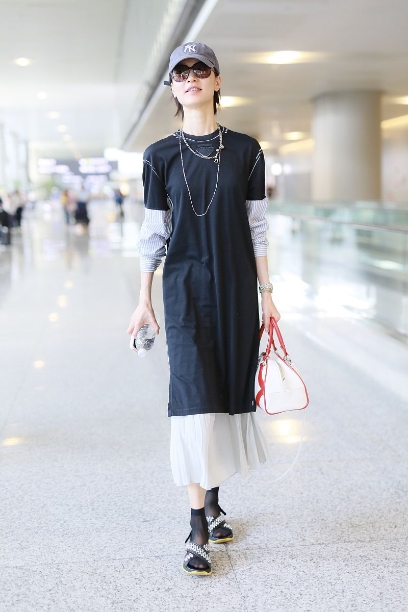 杜鹃街拍:假两件百褶长裙搭配prada包 钻饰凉鞋超模气质