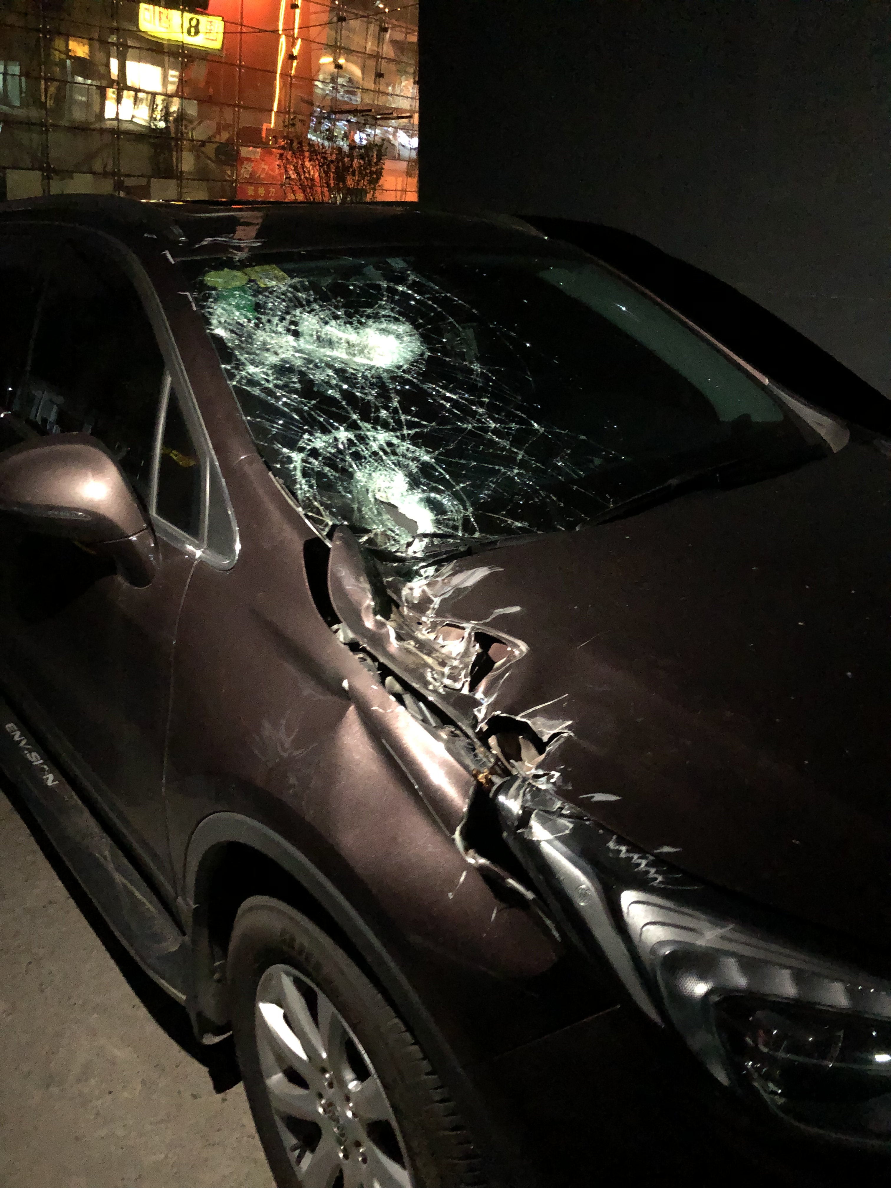 大风刮掉立水桥屋顶彩钢板 13辆车被砸