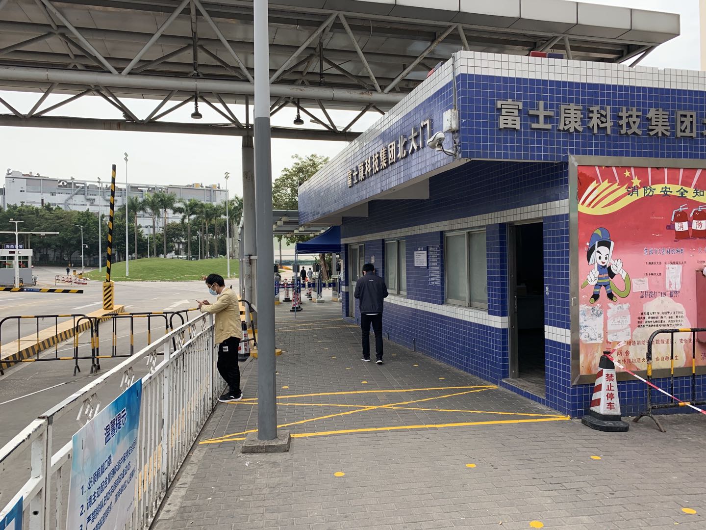 探访深圳龙华区富士康:"渴望"复工新入职员工奖励7120元,自产口罩尚未