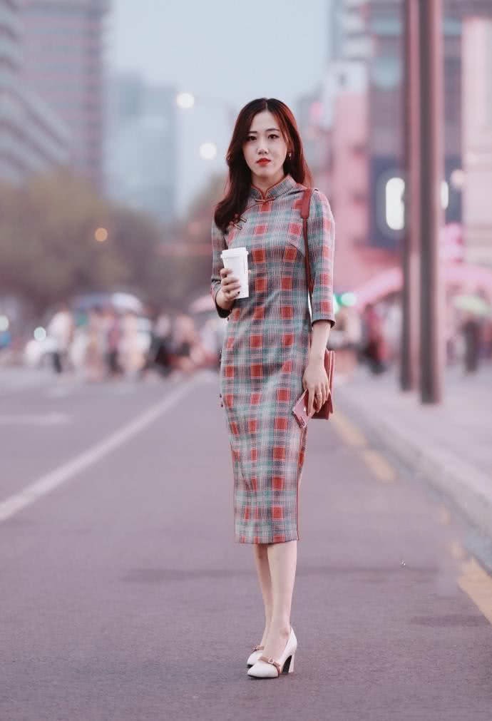 街拍:美女穿格子旗袍,完美展现玲珑曲线,身姿曼妙