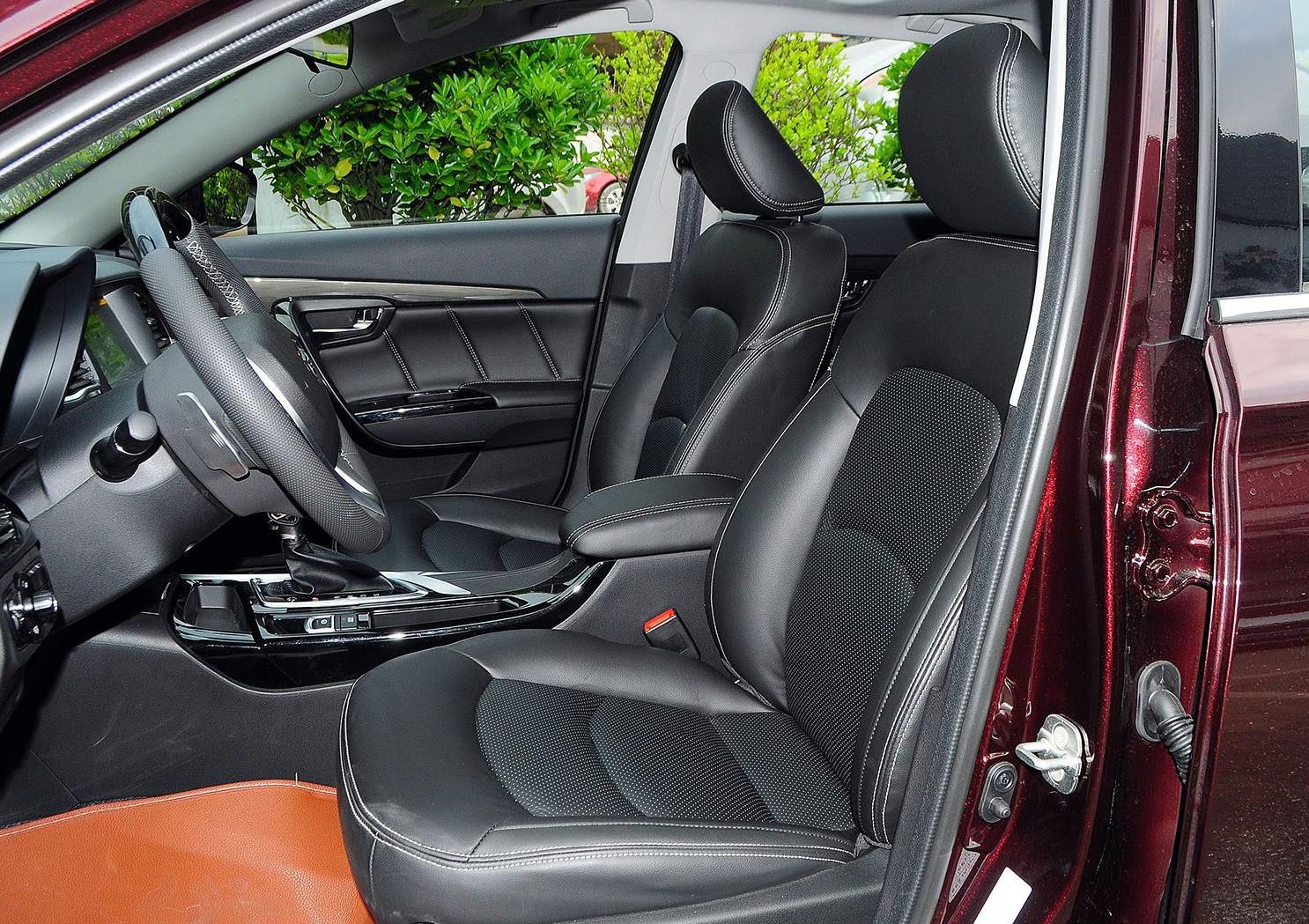 《传祺ga6》空间方面:乘坐空间还不错  从图片中可以看得出来空间很大