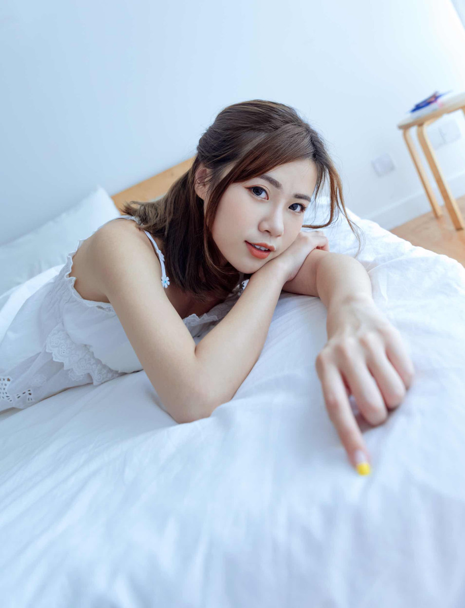 室内私房人像-清晨起来看到漂亮的少女