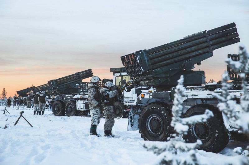 芬兰军队冰天雪地里演习火炮精准射击