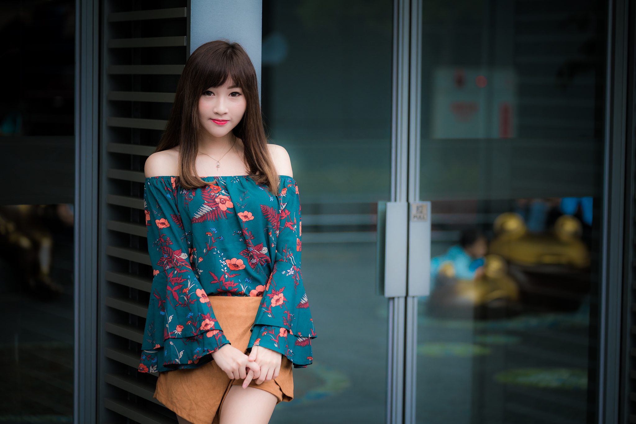 女孩摄影:天桥处休息 转载自百家号作者:小美摄影看看