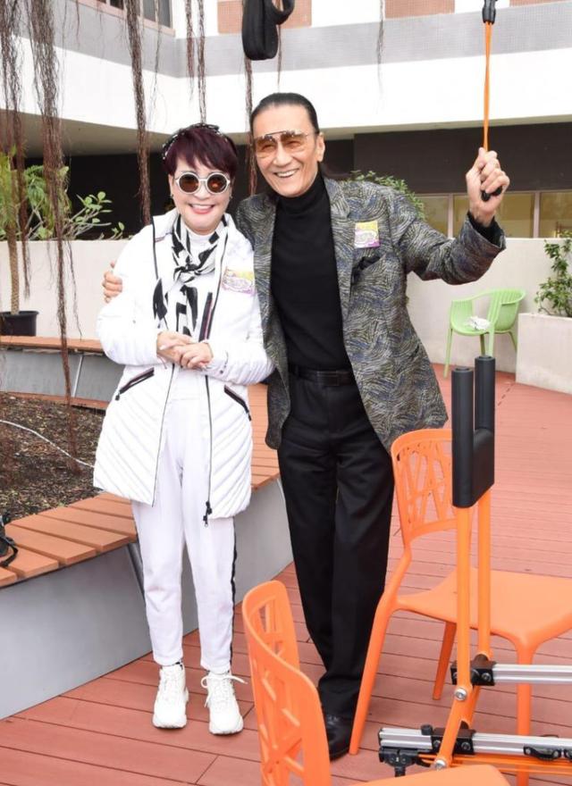 82岁谢贤与前妻同框,2人微笑大方合影,狄波拉现任老公也在