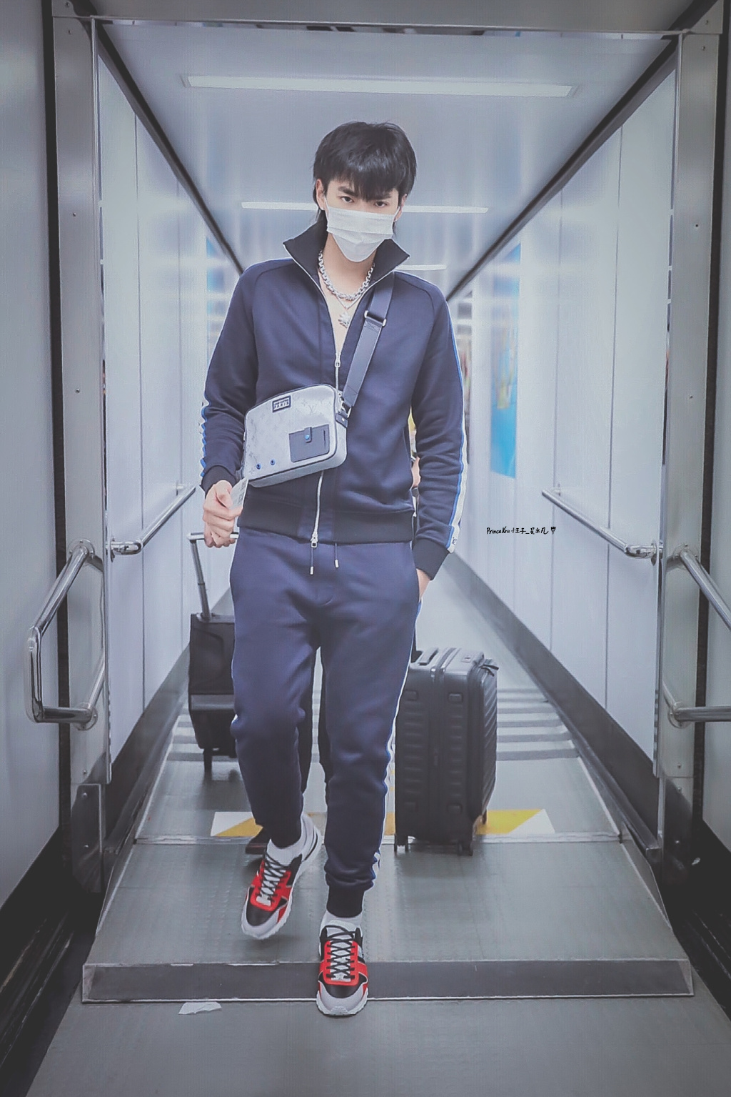 吴亦凡现身北京机场即将出国!数次回头挥手粉丝暖男范尽显!