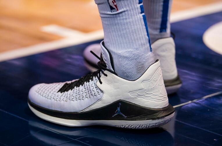 今日常规赛上脚球鞋一览:东契奇上脚kyrie 4