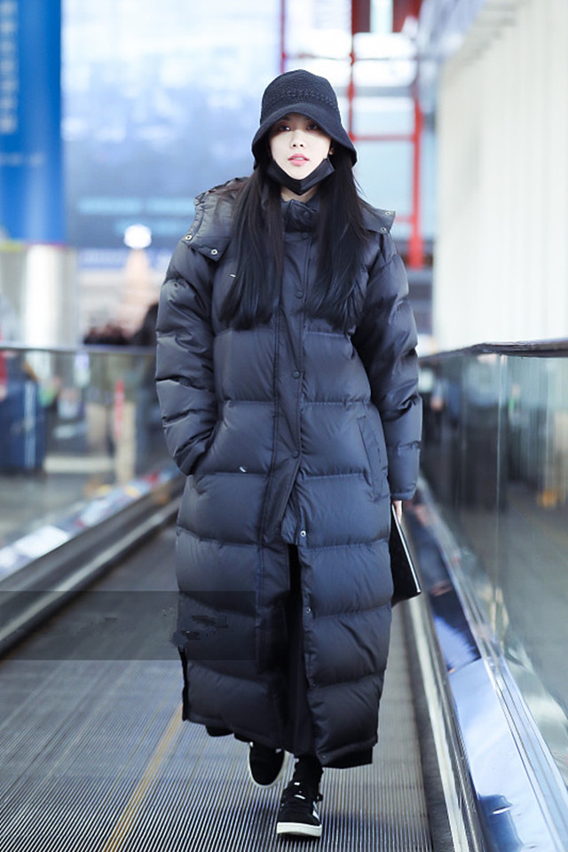 黑色针织渔夫帽搭配黑色羽绒服,甜美优雅.