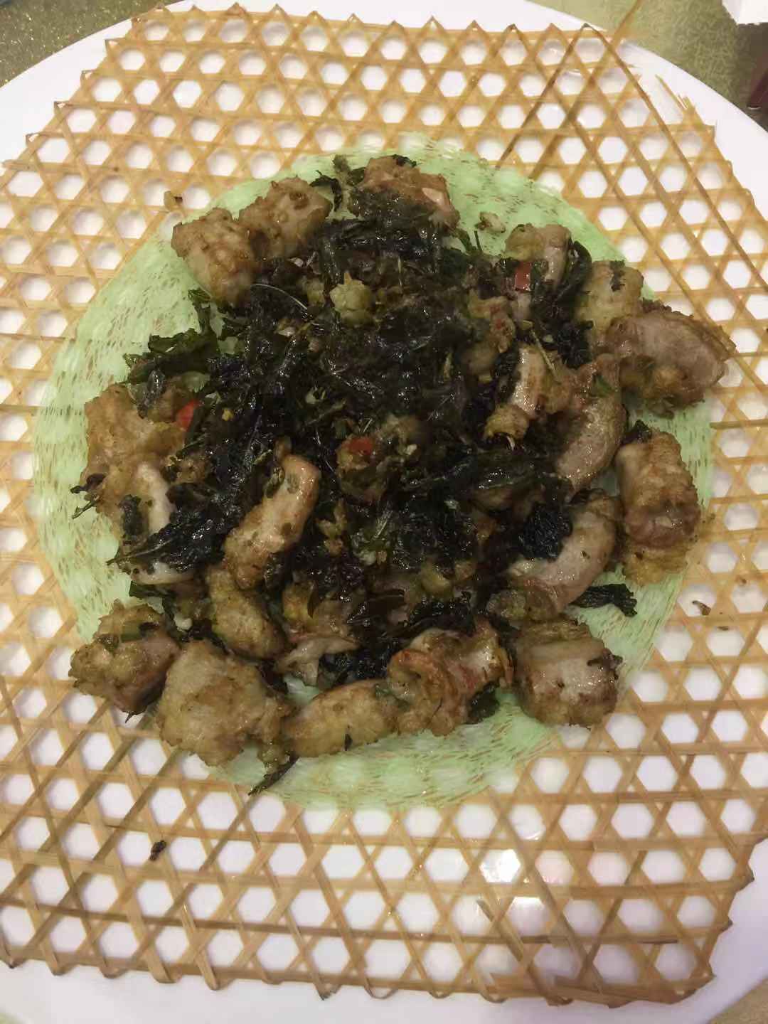 能去掉竹肠原本的轻微骚味,令其保持口味肥美的同时更添清新茶香