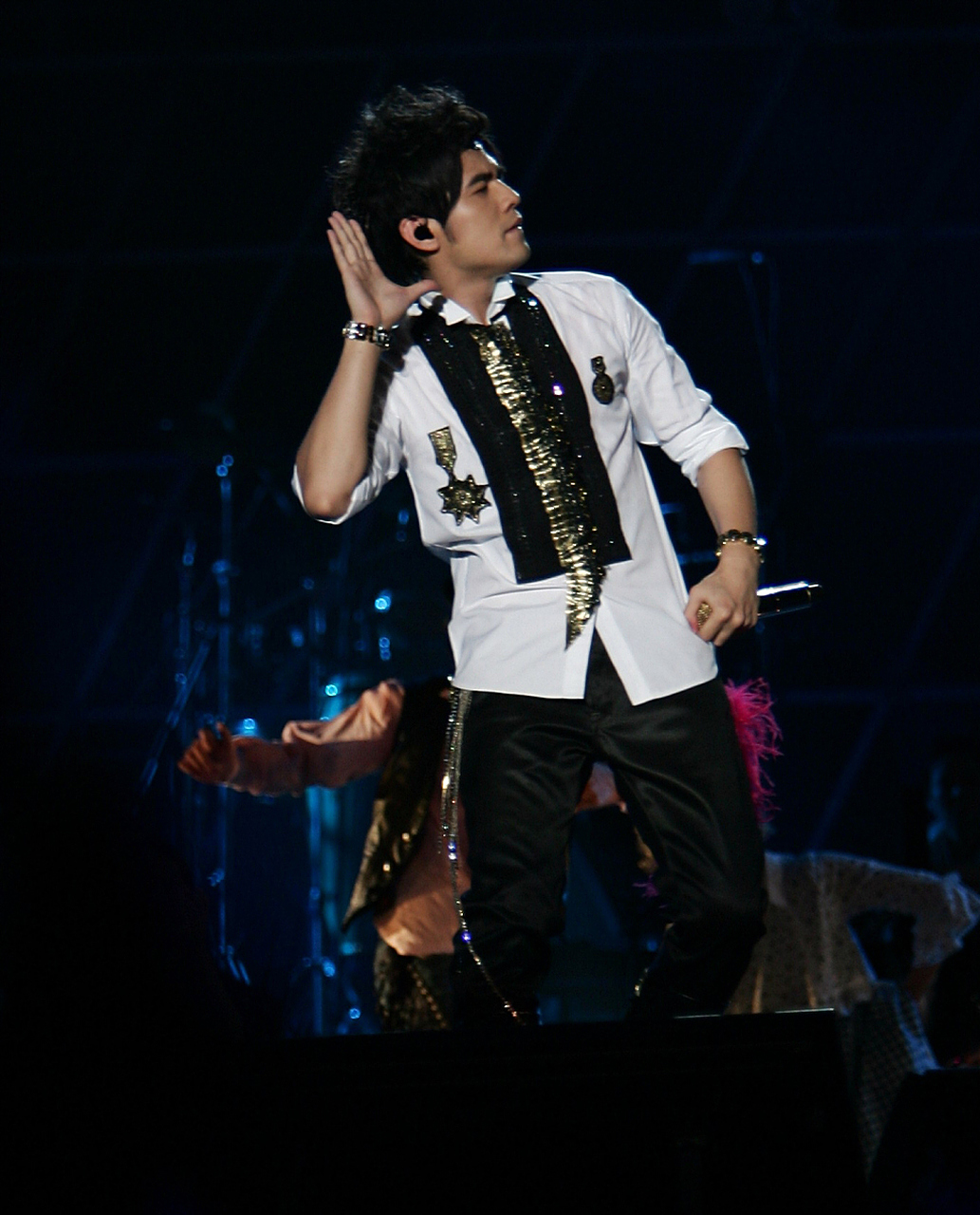 花了一万大洋 买了周杰伦演唱会的第一排票 满以为可以近距离享受偶像