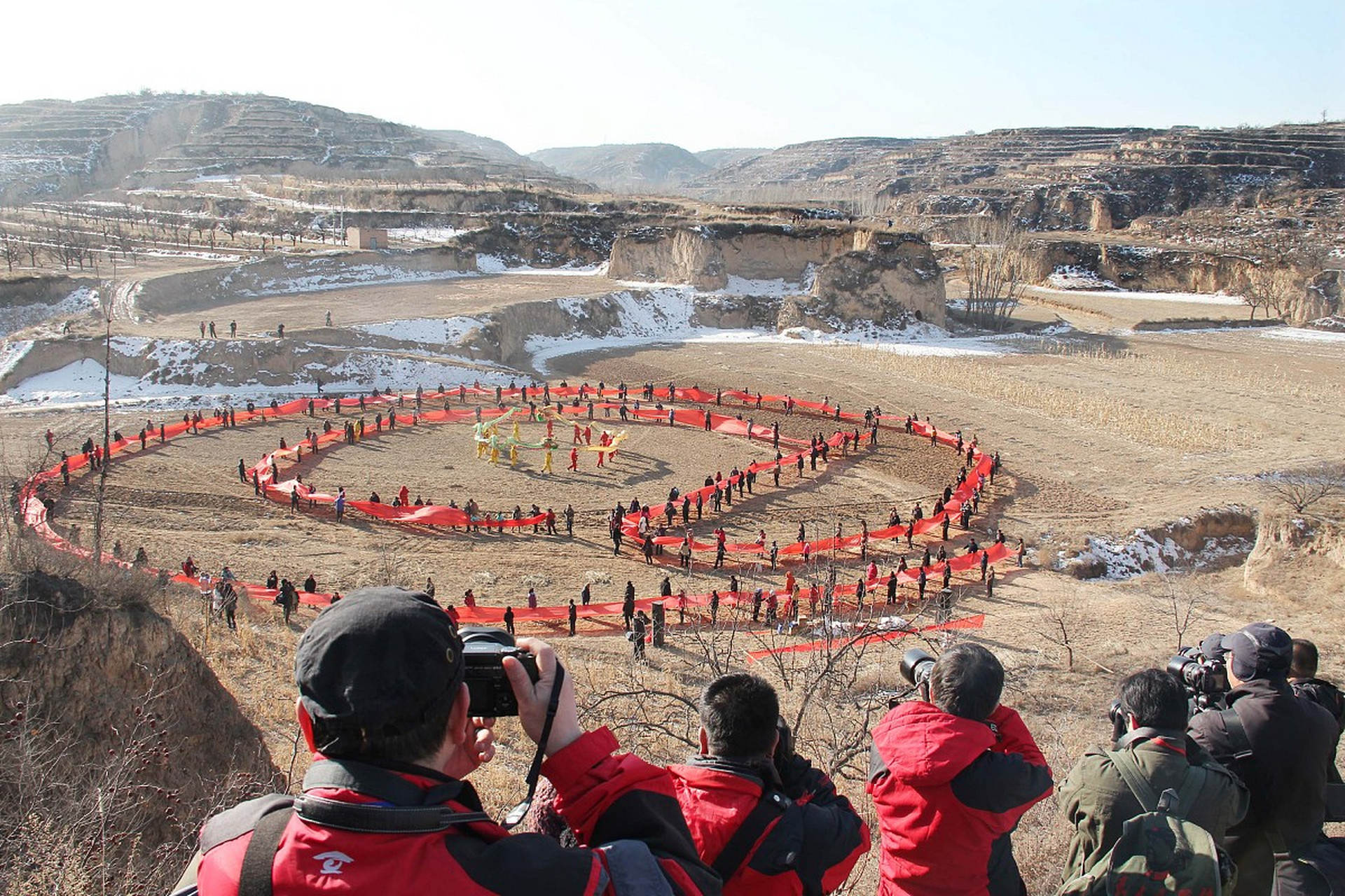 黄土文化,源于人们对黄土地的称谓,这片土地以其独特的地理环境和文化