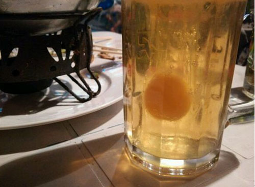 生鸡蛋打在啤酒中,原来会出现这样的神奇效果,试过的人都说好!