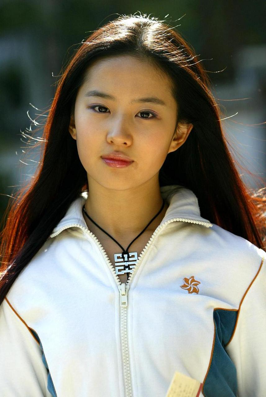 刘亦菲初中时期旧照# #刘亦菲# #明星# #2月图文动态激励计划# 初中