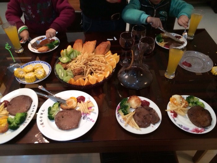 去西餐厅吃饭,服务员上了两杯柠檬水,喝完后服务员的话惹人怒!