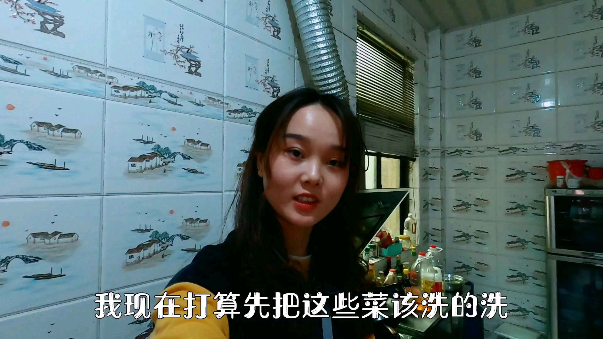 小伙过生日,媳妇准备了礼物还做了蛋糕,有这媳妇真是太幸福了
