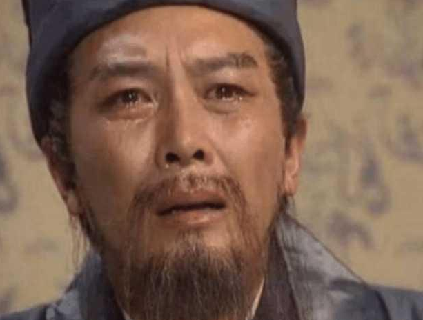 庞统临死前说出八字,刘备一脸茫然,诸葛丽则感到痛心!
