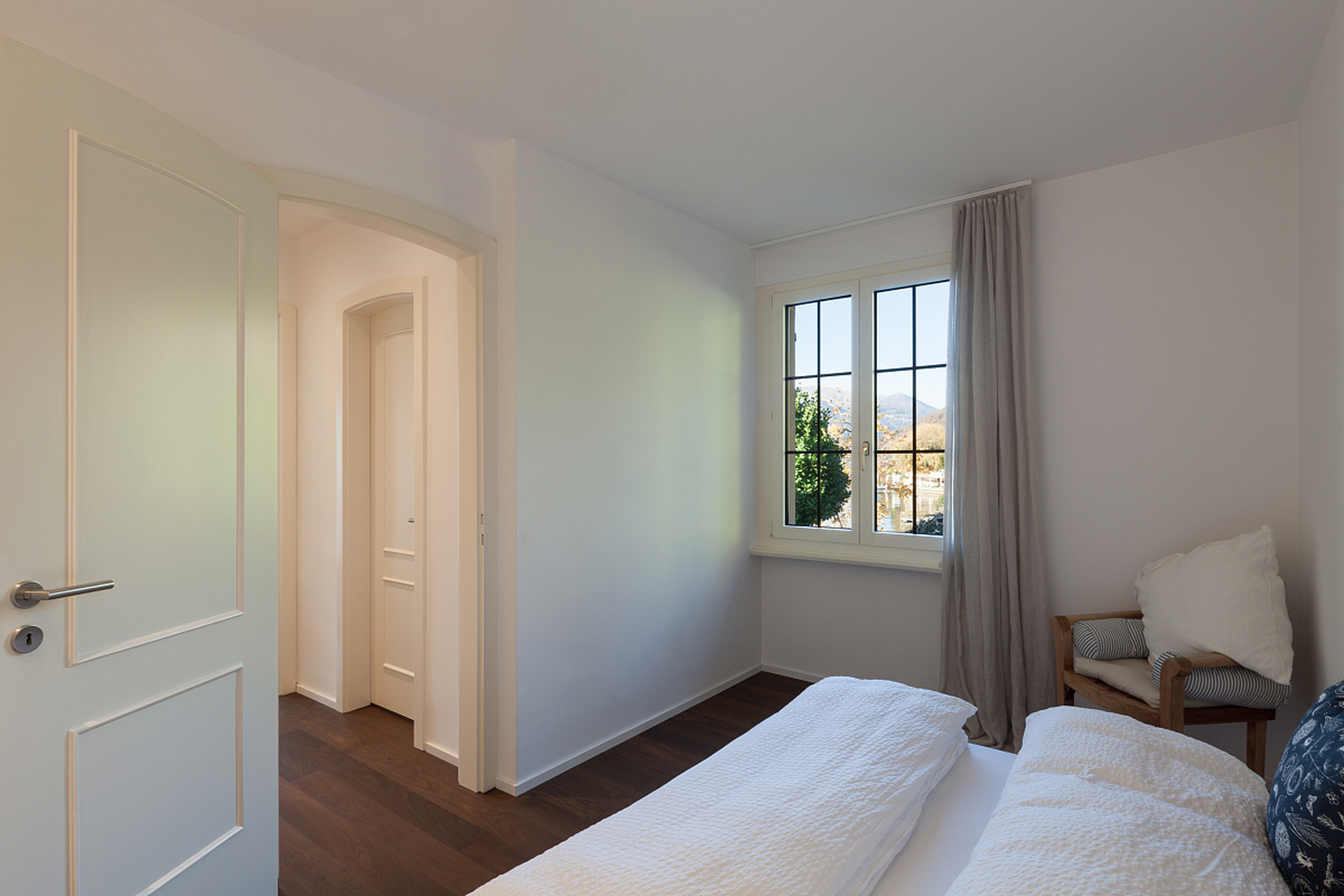 在装修卧室时,墙角的突出柱子可以融入整体设计,使空间更加协调和美观