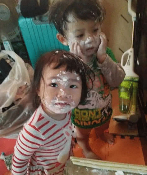 趁妈妈睡着不注意,熊孩子开始捣蛋,妈妈看到后又气又笑!