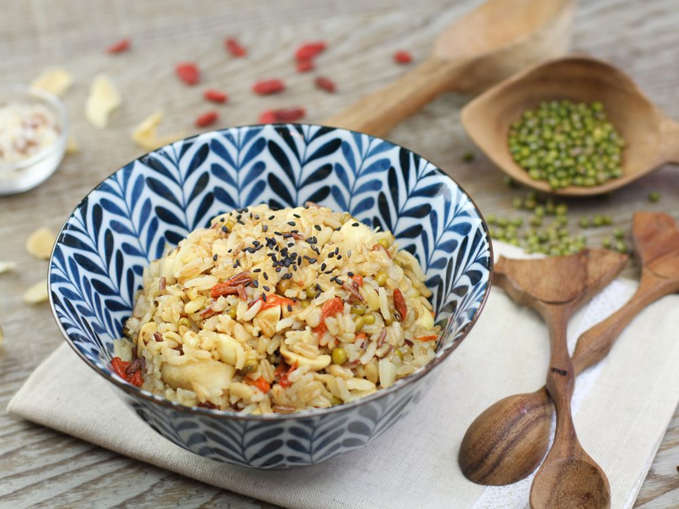 色香味俱全的荷香八宝饭营养丰富,让白米饭具有特别的美味