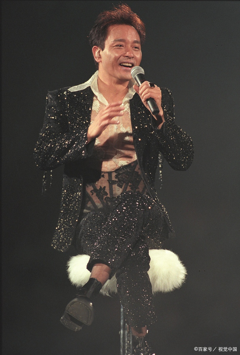 张国荣的嗓音很有辨识度,像《monica》,节奏欢快,他独特的声线和