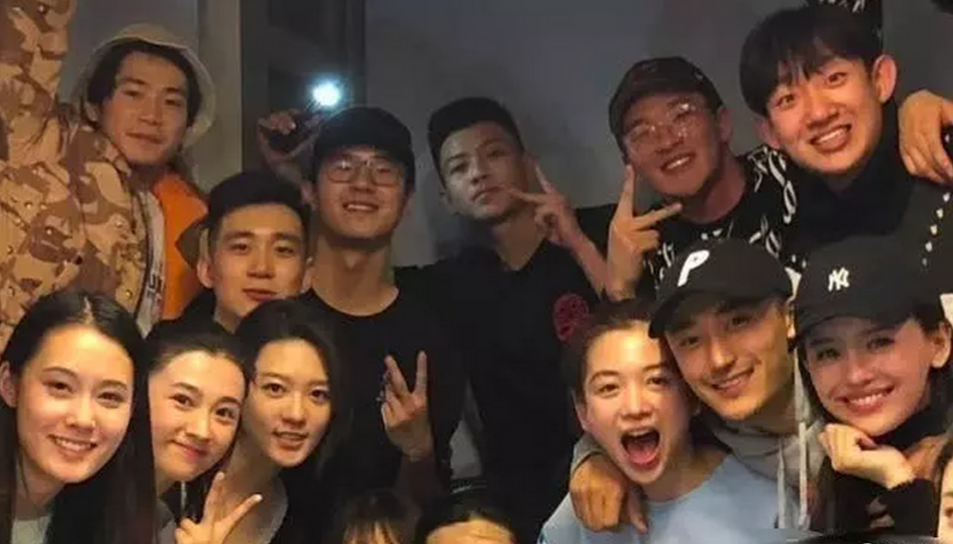 刘昊然同学聚会,网友:男女生颜值都好高,和普通大学合照不一样