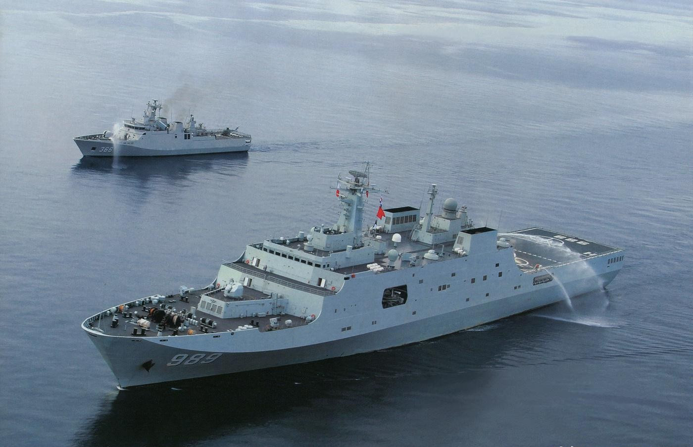 该级舰满载排水量超过两万吨,是中国首次建造的万吨