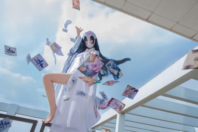 妹子内裤套头,白色斗篷配上雪白美腿,脸蛋被挡更显朦胧美!