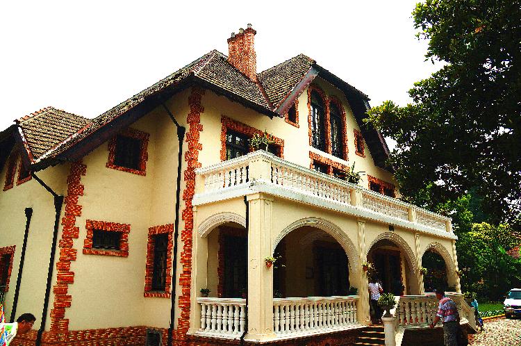 他是凭借小官职让孔令侃碰了软钉子,仗势欺人的下人无话可说