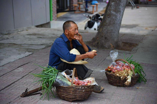 为什么很多人宁愿去超市买菜,也不愿意买路边老人的便宜菜呢?