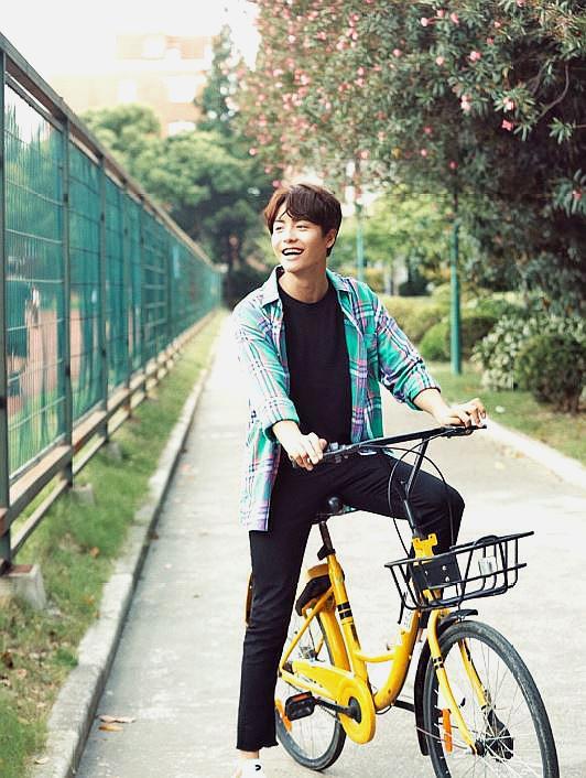 马天宇,小马哥的笑容也是超温暖的,笑起来地样子很像地孩子,纯真无邪.