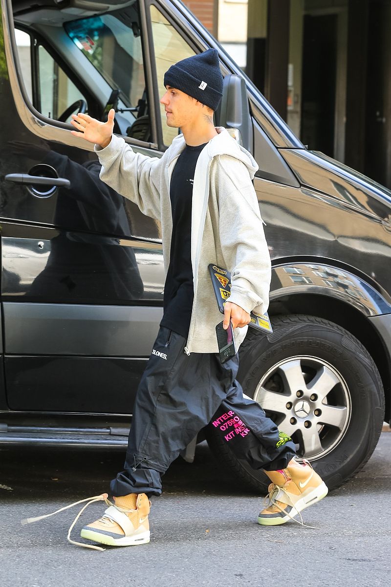 贾斯汀·比伯街拍:oversize卫衣内搭offwhite黑t恤潮男范儿