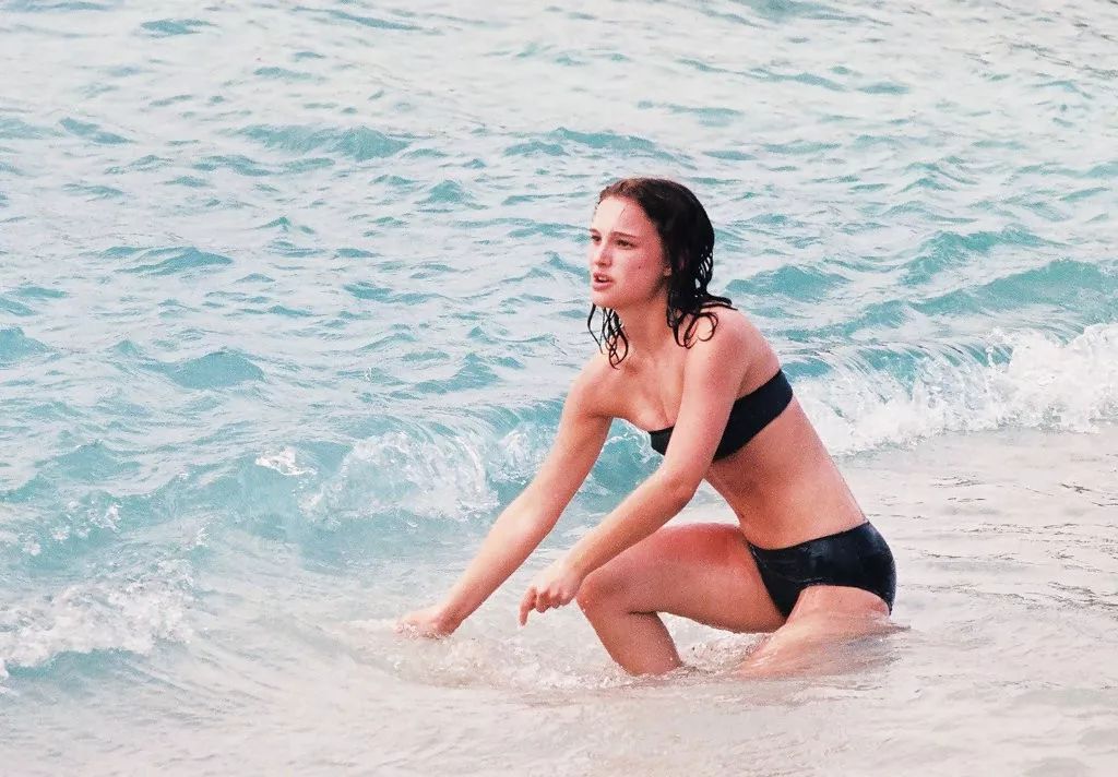 娜塔莉波特曼经典美图:海上嬉戏,沙滩泳装