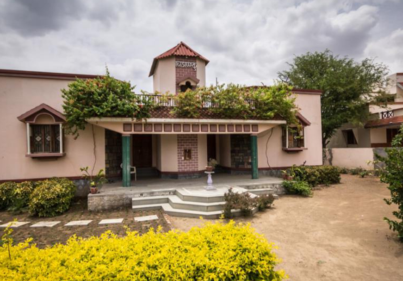 长江村为每户提供一套别墅,给每个村民2万元,让长江村民家家住别墅及