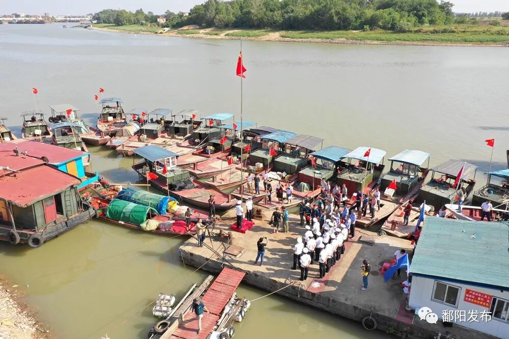 鄱阳县鄱阳湖区10000户渔民同升一面旗歌颂祖国,场面特别,壮观