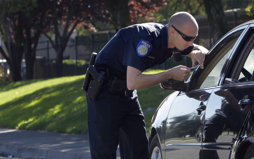为何美国警察开枪时不瞄准嫌犯的头部,反而将他的身体打成筛子?