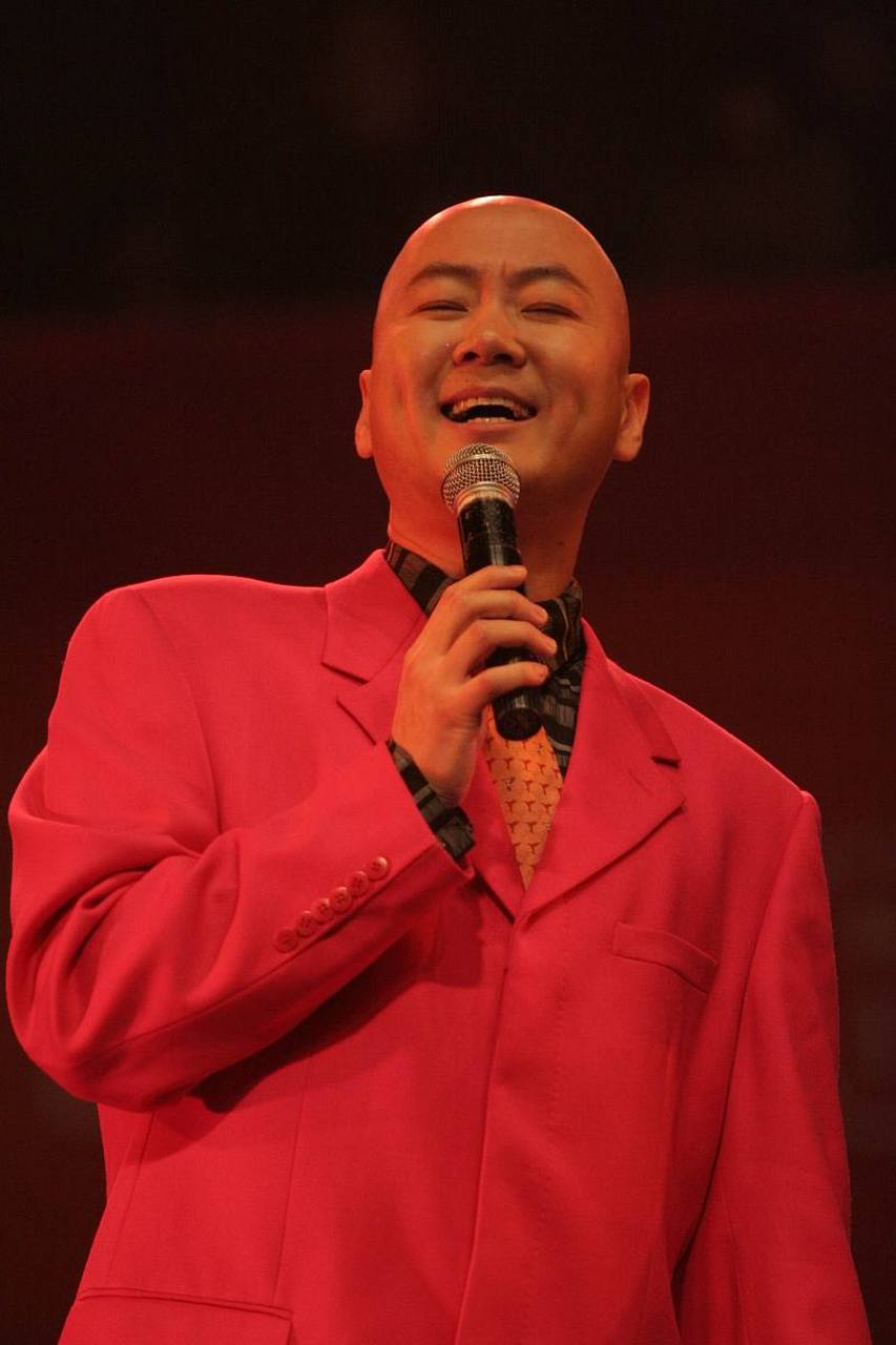郭冬临,一个在春晚舞台上活跃了21次的小品演员,以其独特的幽默和精湛
