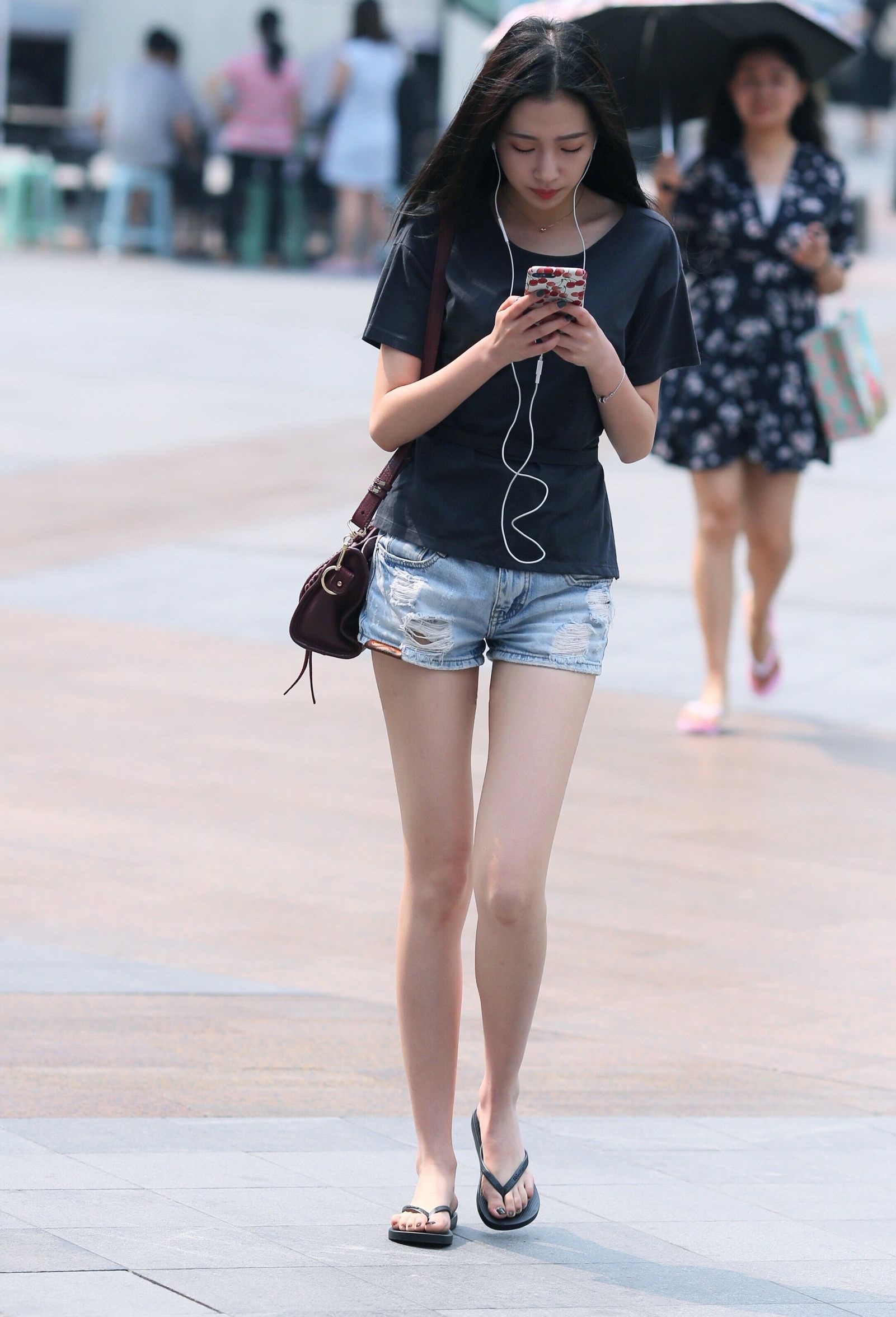 街拍:姑娘身穿短袖上衣搭配拖鞋,傲人曲线令人着迷,墨镜有型!