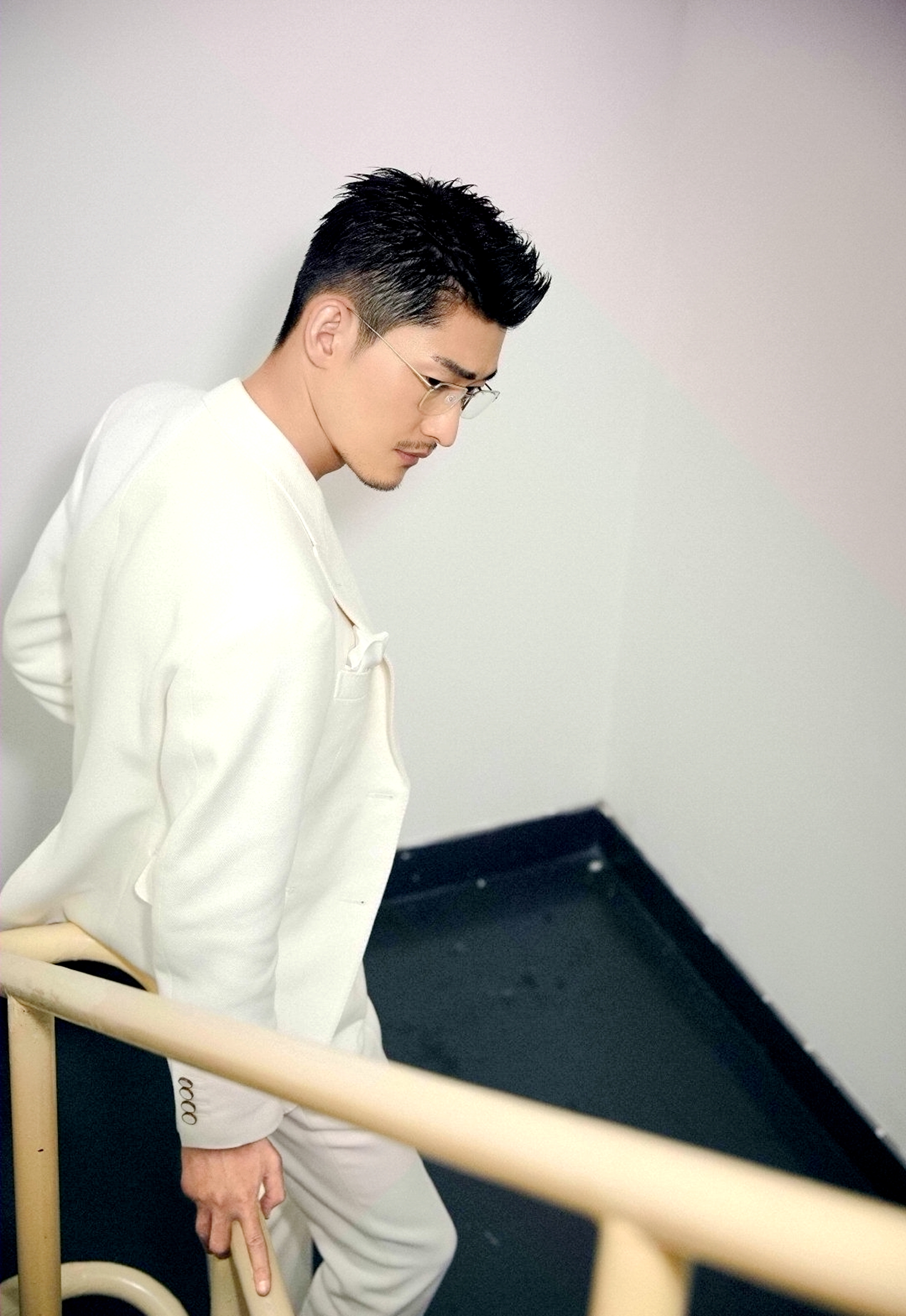 张翰一身白色西装出席2019上海电影节,胡子拉碴更显熟男魅力