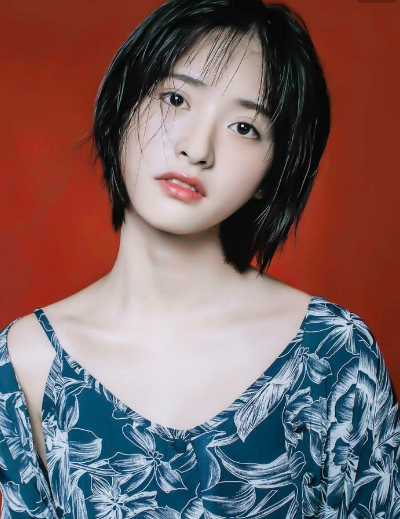 央央金是属于气质型御姐,身材高挑直长发,长相很有女人味.