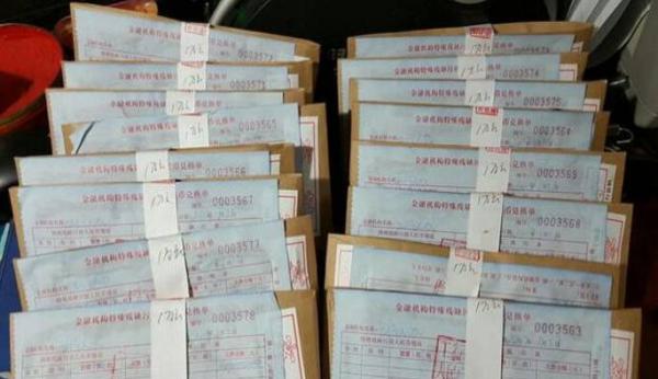 长春男子16万元现金放在家里长了霉不能使用,只能求助银行