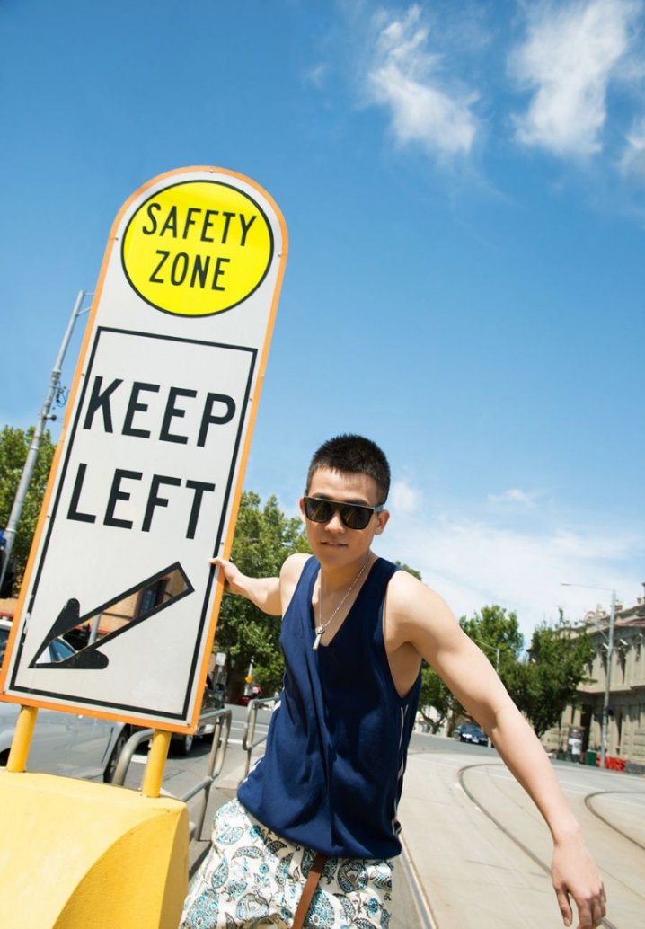 银色的项链撞上帅哥白皙的皮肤,引人注目.