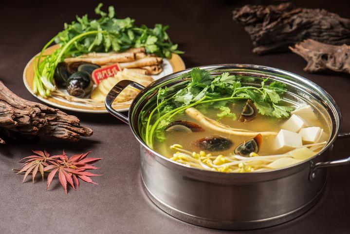 天气渐凉,是时候请出一锅海纳百川又对唇齿温柔以待的澳门豆捞了