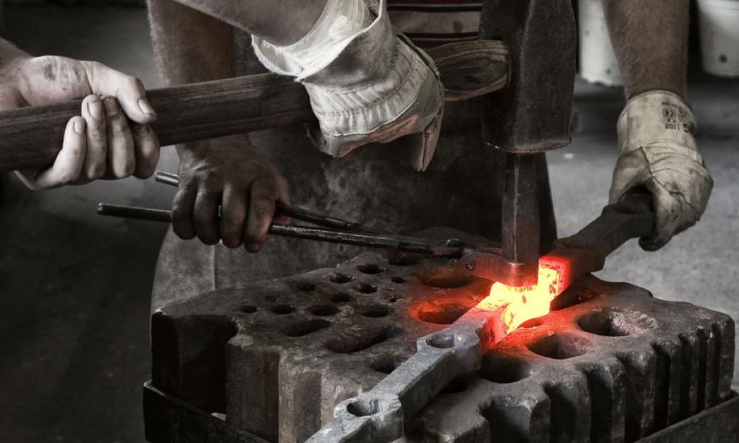 千古绝对!上联:锤子也是铁,烧铁也是铁,铁匠炉上铁打铁,叮当