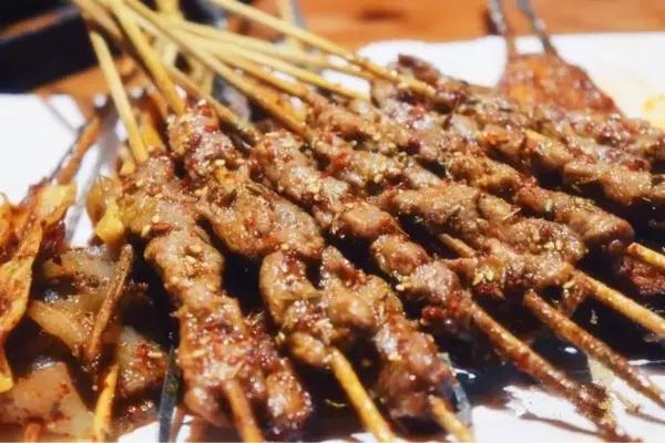 为内向的中年人男人提供一份饭局安排指南