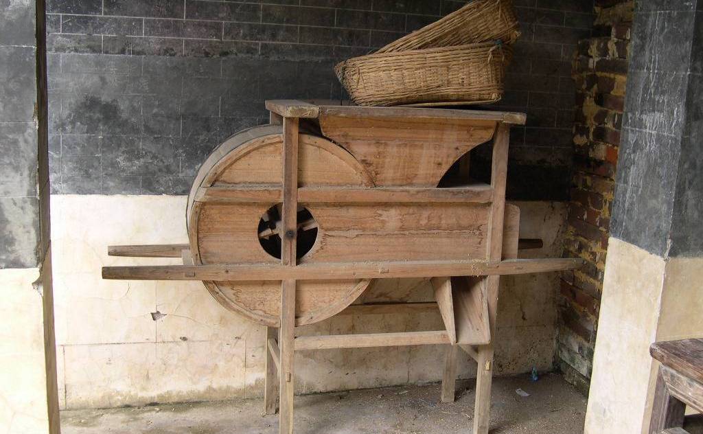 木头制作的打谷机,有多少90后看见过的