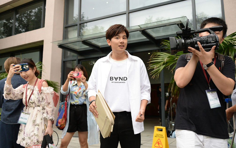 胡先煦,李兰迪现身中戏报到拍证件照,高考后双双吃胖发福变化大