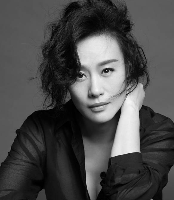 邬君梅黑白知性写真曝光 半露香肩尽显女王范儿