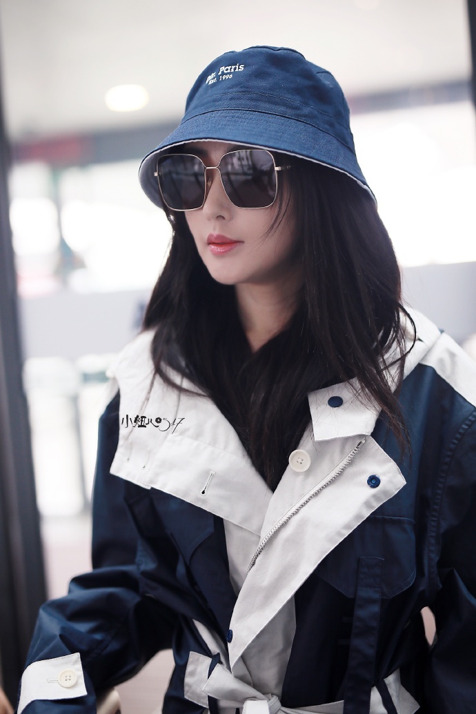 张天爱戴渔夫帽穿拼色风衣现身机场,皮肤白皙,戴黑色墨镜,又酷又美.