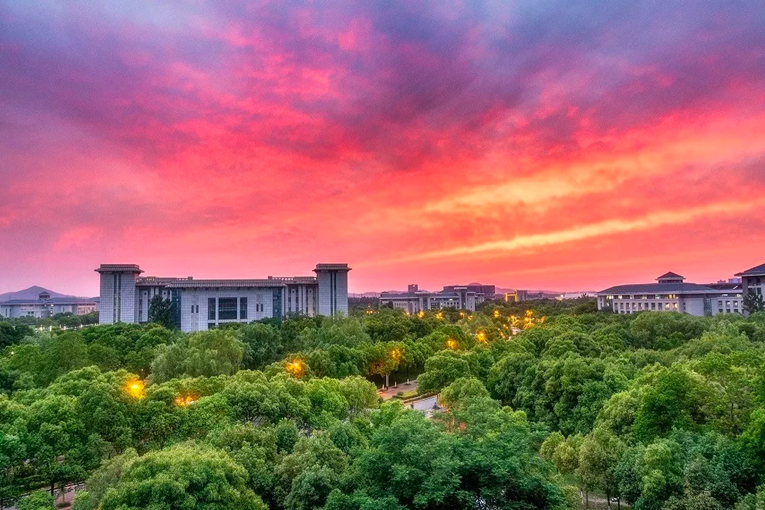 东南大学的著名校门,这里曾经是著名的中央大学的校门,美的不要不要的